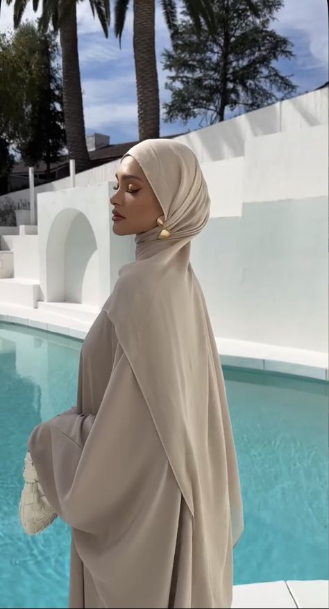 Hijabi Desert Outfit, Saudi Women Aesthetic, Khaleeji Hijab Style, Aesthetic Abaya Outfits, Poses For Hijabis, Hijabi Elegant Outfits, Muslim Women Hijab Aesthetic, Abaya Hijab Styles, Abaya Closet