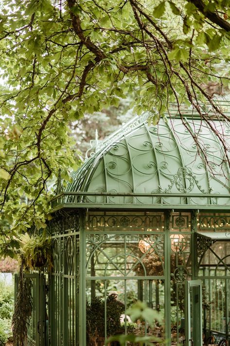 The Woodland Mosaic and Solarium at the Denver Botanic Gardens is a perfect venue for intimate wedding ceremonies and receptions. The art deco green structure is right in the center of the gardens, and is a great hidden oasis among the greenery perfect for low lit dinner parties and events. Mosaic Wedding, Greenhouse Venue, Conservatory Greenhouse, Garden Retaining Wall, Wedding Reception Dinner, Denver Botanic Gardens, Intimate Wedding Reception, Cozy Dinner, Garden Venue