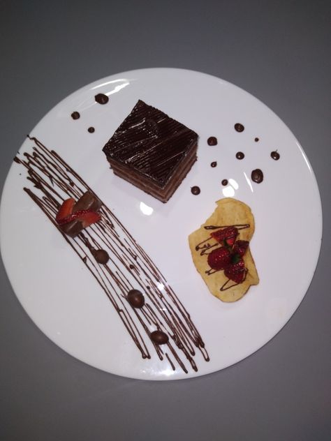 Brownie Plating Presentation, Chocolate Bowls Desserts, Plating Puding, Brownies Plating Ideas, Brownie Presentation Ideas, Platting Ideas Food, Brownie Plating, Dessert Plate Decoration, Baking Supplies Storage