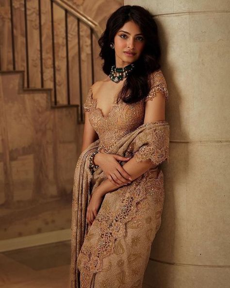 Tarun Tahiliani Saree, Sonam Kapoor Fashion, Scalloped Border, Tarun Tahiliani, Georgette Saree, Indian Fashion Dresses, Georgette Sarees, French Lace, Desi Beauty