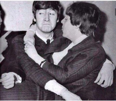 Beatles Funny, John Lennon Paul Mccartney, Lennon And Mccartney, Sharon Osbourne, Bug Boy, Beatles Photos, Beatles Pictures, Beatles John, King Of Pop