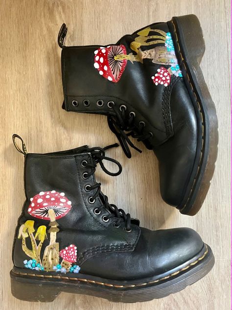 Painted Doc Martens, Painted Clothes, Painting Leather, Dr Martens Shoes, Fall Shoes, Doc Martens, Custom Paint, Dr. Martens, Diy Fashion