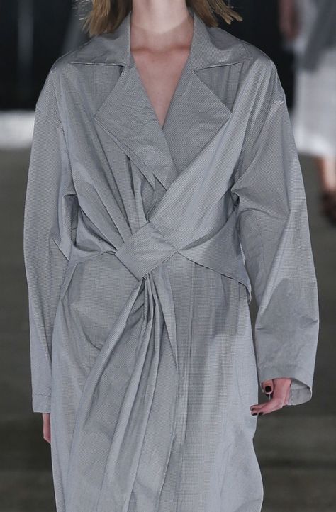 Grey draped coat; runway fashion details // Damir Doma Spring 2016 Coat Runway, Draped Coat, Runway Details, Cyberpunk Fashion, Grey Fashion, Minimal Fashion, Fashion Details, Fashion Illustration, Runway Fashion