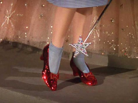 Click your heels 3 times and say there's no place like home......... Wizard Of Oz Quotes, Dorothy Wizard Of Oz, Wizard Of Oz 1939, Ruby Red Slippers, Dorothy Gale, Rose Mcgowan, Movie Plot, Red Slippers, Land Of Oz