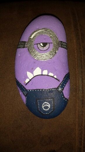 Mean minion rock Rock Painting Ideas Purple, Rock Painting Characters, Minion Rock Painting, Funny Rock Painting, Minion Painting, Minion Rock, Turtle Painted Rocks, Purple Minions, Christmas Pebble Art