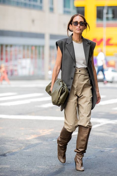 Vest Street Style, Blazer Street Style, New York Fashion Week Street Style, Sleeveless Blazer, Slouchy Boots, Trending Boots, Trendy Street Style, Urban Street Style, Street Style Winter