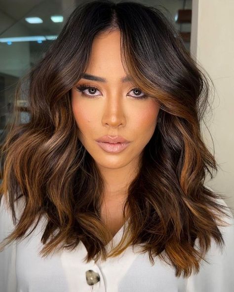 Unlock Your Glamour: Top 2024 Haircut Ideas - Long, Short, Vintage & Mor Medium Brunette Hair, Medium Length Brown Hair, Honey Highlights, Chestnut Brown Hair, Thick Hair Styles Medium, Shaggy Hair, Medium Layered Haircuts, Fall Hair Cuts, Medium Bob Hairstyles