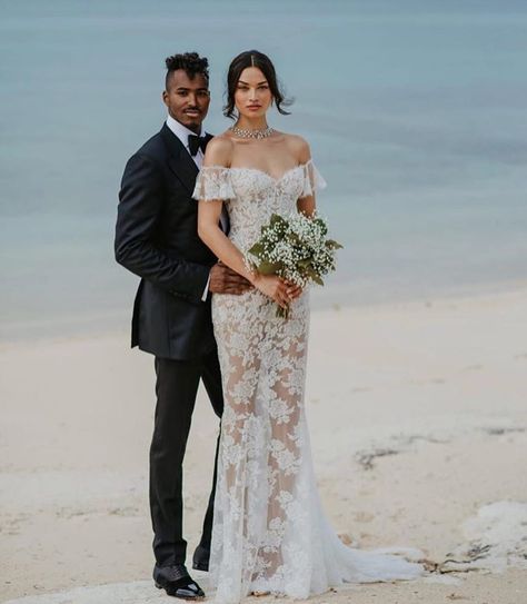 Most Desirable Celebrity Wedding Dresses In The History Wedding Fun Facts, Celebrity Wedding Photos, White Lace Gown, Bahamas Wedding, Blue Weddings, Shanina Shaik, Celebrity Wedding Dresses, Ralph Russo, Celebrity Wedding