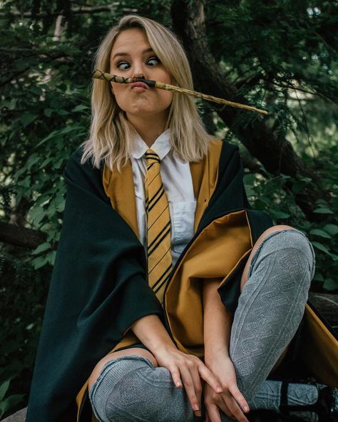 Hogwarts Costume, Harry Potter Uniform, Hufflepuff Harry Potter, Costume For Men, Hufflepuff Aesthetic, Uniform Outfits, Drawing Female, Harry Potter Costume, Harry Potter