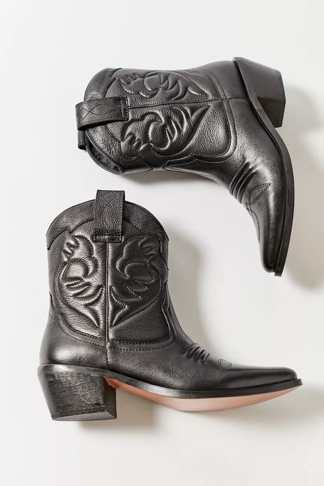 Cowboy Boot Crafts, Fall Boot Trend, Ankle Cowboy Boots, Snake Print Boots, Black Cowboy Boots, Looks Country, Leather Western Boots, Trending Boots, Leather Cowboy Boots