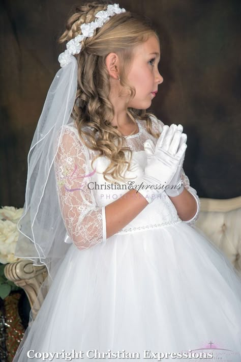 1 Communion Hairstyles, First Holy Communion Hair With Veil, Primera Communion Hairstyles, First Communion Hairstyles Curly Hair, Hair For First Communion Style, First Communion Headpiece, 1st Communion Hairstyles Veils, First Communion Hairstyles Short Hair, Communion Ideas Girl