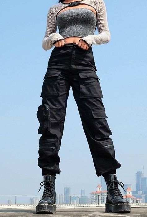 Cargo Pants with Big Pockets - #fashion #grunge #alternative #cargopants #pants #trousers Celana Jogger Wanita, Modele Fitness, Mha Oc, Dope Fits, Lily Evans, Black Cargo Pants, Pants Cargo, Black Cargo, Mode Inspo