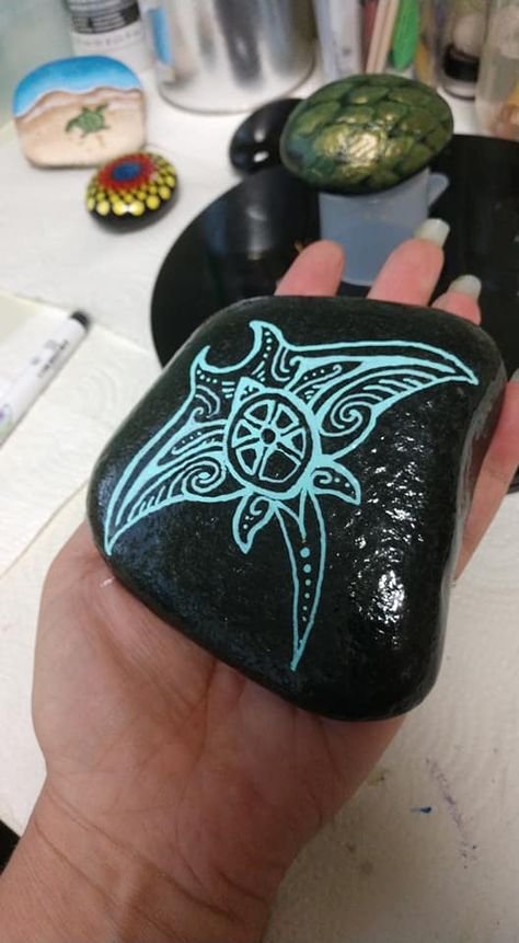 What To Draw On Rocks, Stingray Drawing Art, Ocean Dot Painting, Rock Painting Ocean, Rock Painting Ocean Theme, Stingray Painting Acrylic, Rock Painting Ideas Ocean, Trippy Rock Painting, Rock Painting Ideas Summer