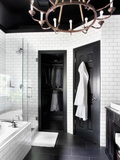 Bathroom Paint Colors That Always Look Fresh and Clean White Subway Tile Bathroom, Trendy Bathroom Tiles, Black And White Bathroom, Subway Tiles Bathroom, White Bathroom Designs, White Subway Tiles, Bathroom Paint Colors, Bathroom Tile Designs, Black Tiles