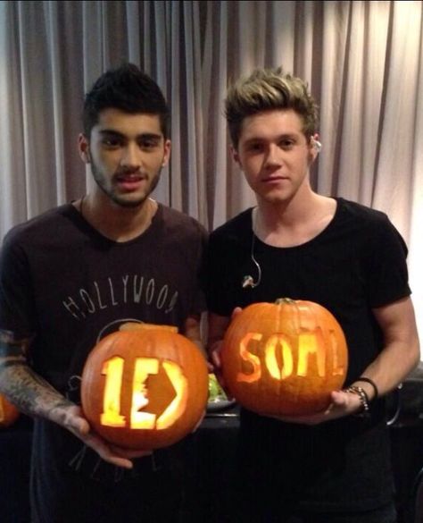 niall-zayn-one direction halloween pumpkin 1d Pumpkin Carving, One Direction Halloween, Its Almost Halloween, Ziall Horlik, Zayn One Direction, Niall Horan One Direction, One Direction Dr, Almost Halloween, Im Delusional