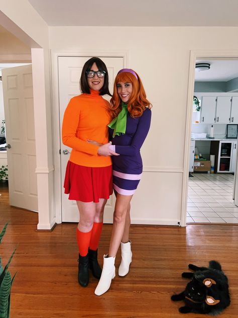 Easy Lesbian Couple Halloween Costumes, Halloween Costumes For Lesbian Couple, Lesbian Couple Halloween, Lesbian Couple Costumes, Lesbian Couple Halloween Costumes, Lesbian Halloween Costumes, Velma Costume, Lovers Outfit, Daphne And Velma