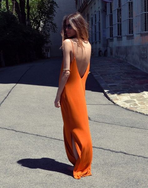 an orange slip maxi dress with an open back with side slits looks chic, bold and cool Sukienki Maksi, Stile Kylie Jenner, Fest Outfits, Walking Down The Street, Jessica Alba, Looks Chic, Inspired Outfits, Orange Dress, Looks Style