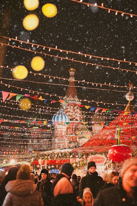 Christmas In Russia, Russia Vibe, Moscow Russia Travel, Christmas Vibes Aesthetic, Moscow Winter, Clouds Wallpaper Iphone, Christmas Dreaming, Black Wallpaper Iphone Dark, Russia Travel