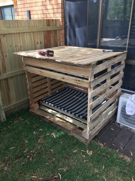 Dog Shelter Ideas Outdoor Diy, Diy Pallet Dog House Outdoor Easy, Pallet Cat House Outdoor, Dog House Pallets Diy, Pallet Dog House Easy, Diy Dog House Outdoor Cheap, Pallet Dog House Outdoor, Dog Shelter Ideas Outdoor, Dog House Out Of Pallets