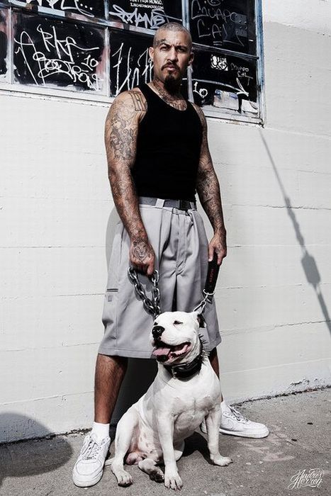 Culture Los Angeles - project photographer Andres Herren. Most of the people in your photos - not real gangsters, but simply a poser amate... Cholo Tattoo, Gangster Outfit, Gangster Style, Los Angeles Street, Gang Culture, Chola Style, Estilo Cholo, Chicana Style, Low Rider Girls