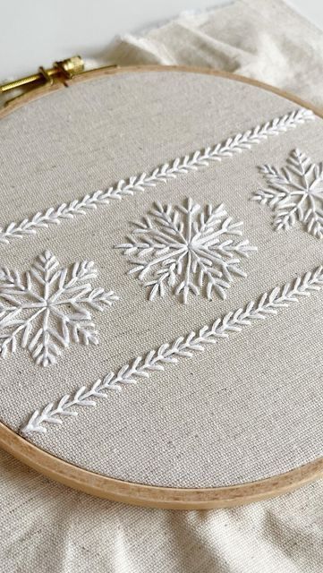 Basic Hand Embroidery Stitches, Simple Hand Embroidery Patterns, Christmas Embroidery Patterns, Diy Embroidery Designs, Christmas Embroidery Designs, Diy Embroidery Patterns, Handmade Embroidery Designs, Hand Embroidery Projects, Simple Embroidery