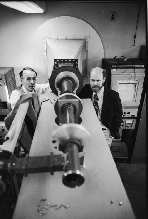 (R-L) The 1978 Nobel Prize in Physics winning Bell Telephone Labs scientists Robert Wilson & Arno Penzias in front of the antenna which helped them discover cosmic microwave background radiation. Lab Photography, Bell Labs, Cosmic Microwave Background, Physics Lab, Robert Wilson, Nobel Prize In Physics, Nobel Prize, Monochrome Photography, Somerset