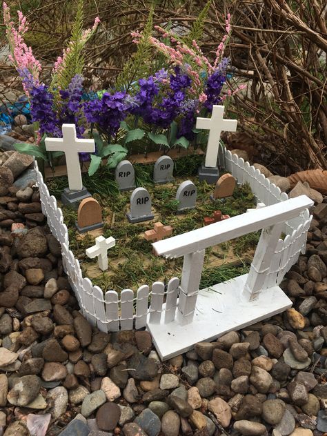 Diy Mini Graveyard Halloween, Miniature Cemetery Diy, Miniature Graveyard Diy, Diy Mini Graveyard, Haunted Fairy Garden, Diy Mini Halloween Village, Spooky Fairy Garden, Clay Graveyard, Cemetery Miniature