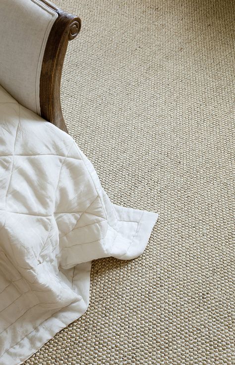 Textured natural sisal floor in a bedroom Compact Room, Sisal Flooring, Natural Floor, Silver Bedroom, Decoration Shabby, Flat Weave Carpet, Sisal Carpet, Natural Carpet, Textured Carpet