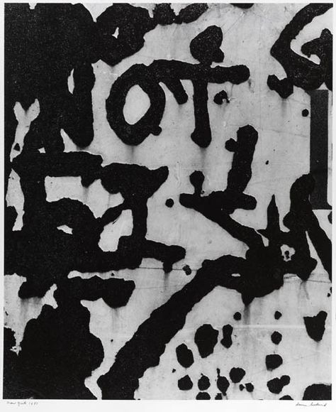 Aaron Siskind "New York, 1951" Aaron Siskind, A Level Photography, Tinta China, Expressionist Painting, Whitney Museum, Abstract Photographs, Art Institute Of Chicago, Chiaroscuro, Abstract Photography