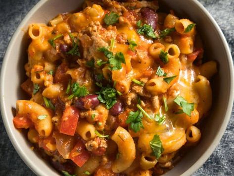 Chili Mac Low Calorie Chili, Low Calorie Casserole, Elbow Pasta Recipes, Pioneer Woman Chili, Mac Chili, Chili Mac Recipe, Thanksgiving Appetizers Easy, Leftover Chili, Chili Mac And Cheese