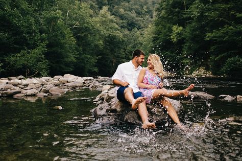 Creek Engagement Pictures, Engagement Photo Poses Mountains, River Photoshoot Ideas Couple Photos, Engagement Photos In Water, River Engagement Photos, River Engagement Pictures, Creek Engagement Photos, River Couple Photoshoot, Couples Creek Photoshoot