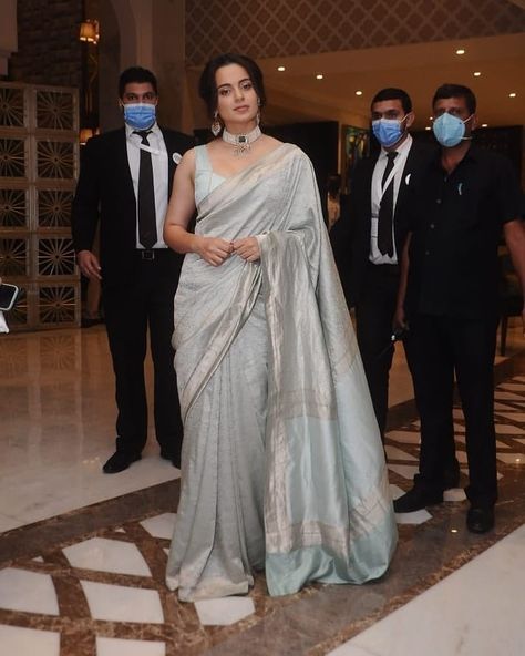 Kangana ranaut in powder blue raw mango saree for times now summit21 Nivetha Pethuraj Hot, Powder Blue Saree, Raw Mango Sarees, Concrete Staircase, Blue Silk Saree, Issa Vibe, Nivetha Pethuraj, Brocade Saree, Kanjivaram Saree