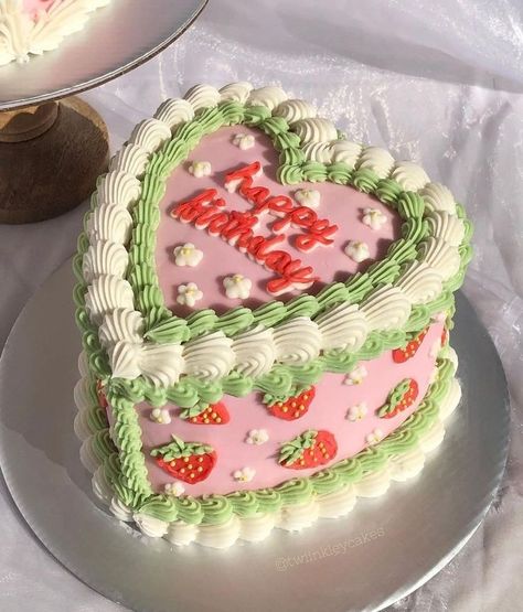 Pinterest Birthday Cakes Aesthetic, Home Made Birthday Cake Aesthetic, Astetic Cake Birthday, Birthday Cake Ideas Strawberry, Birthday Cake Strawberry Decoration, 25 Birthday Ideas Cake, 21st Birthday Cake With Strawberries, Pinterest Birthday Cake, Indie Birthday Cake