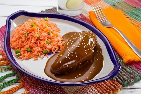 Chicken Mole Recipe, Thai Massaman Curry, Mole Recipe, Peruvian Chicken, Mole Poblano, Chicken Mole, Mexican Sauce, Traditional Mexican Food, Mole Sauce