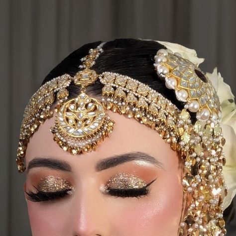 Anum Manzoor on Instagram: "Stunning traditional Barat makeup with glittery eyes, tailored to perfection for our beautiful bride. Complete the look with exquisite jewelry and outfit. ✨👰‍♀️ #bridalgoals" Barat Makeup Look, Barat Makeup, Latest Bridal Makeup, Glittery Eye Makeup, Glittery Eyes, Bridal Eye Makeup, Traditional Bride, Face Beat, Indian Bridal Makeup