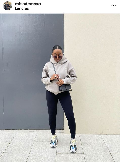 Sneaker Chic Outfit Black Women, Black Women Sneakers Outfit, Baggy Hoodie Outfit, Sweatshirt And Leggings Outfit, Winter Chill Outfits, Casual Athleisure Outfits, Diy Vetement, Winter Attire, Uni Outfits