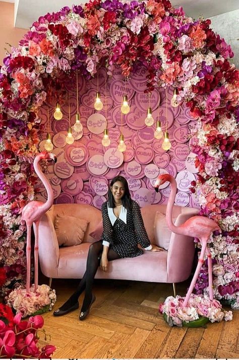 Selfie Corner Ideas For Restaurant, Selfie Background Ideas, Reception Stage Decor, Selfie Wall, Birthday Room Decorations, Photo Zone, Beautiful Photoshoot Ideas, Booth Seating, Boutique Decor