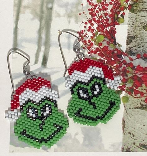 Grinch Earrings, Beaded Crosses, Thread Projects, Christmas Earrings Handmade, Grinch Stuff, Xmas Earrings, Christmas Beading, Santa Earrings, Beaded Christmas Decorations