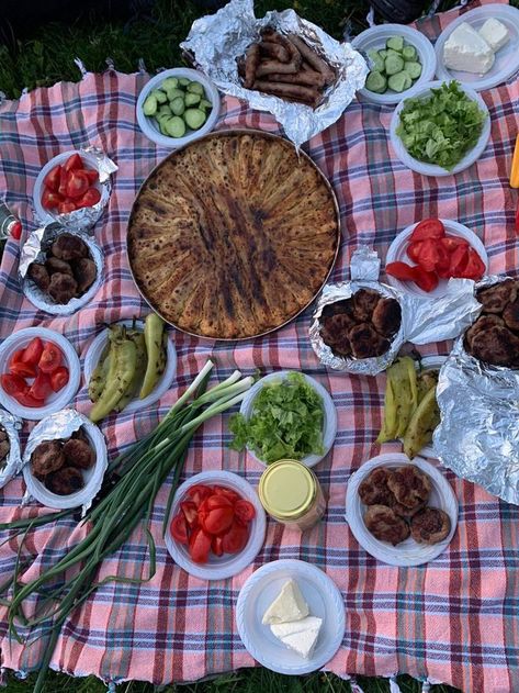 Lebanese Breakfast, Albanian Food, Iftar Time, Breakfast Presentation, Albanian Recipes, Macedonian Food, Albanian Culture, Delicious Veggies, Lebanese Recipes