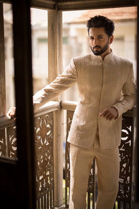 Jodhpuri Kurta Pajama Men, Golden Kurta For Men, Wedding Outfits For Men, Indo Western Outfits For Men, Lehenga Ideas, Indian Wedding Suits Men, Prince Suit, Man Dress Design, White Korean