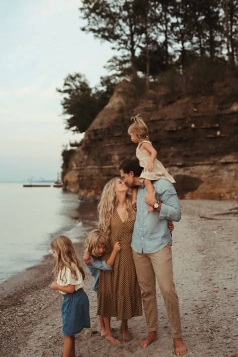 Beach Family Photos Dark Colors, Casual Neutral Family Picture Outfits, Beach Family Photos Black Outfits, Lifestyle Photoshoot Family, Florida Beach Family Photos, Lake Family Photoshoot Outfits, Minimal Family Photoshoot, Water Family Photoshoot, Fall Family Session Outfits