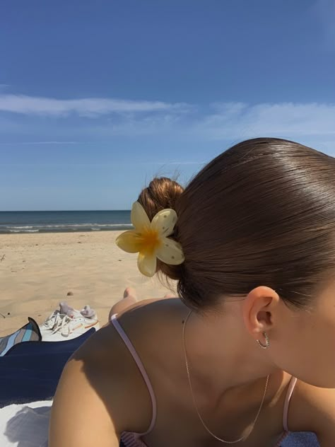 hairstyles, summer hair, slicked back hairstyles, claw clip, summer, beach, tanning, sea, seaside Flower Claw Clip, Claw Clips, Coconut Girl, Summer 24, Claw Clip, Clean Girl, Summer Aesthetic, Summer 2024, Cute Hairstyles