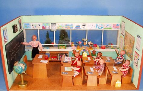 Miniature Classroom, Rainforest Project, Miniature School, Dollhouse Books, Diy Classroom, School Room, Barbie Diy, Vintage School, Miniature Diy