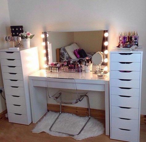 Bedroom Desk Ikea, Ikea Dressing Table, Lights Around Mirror, Rangement Makeup, Ikea Alex Drawers, Ikea Desk Hack, Beauty Room Vanity, Dressing Design, Dressing Table Design