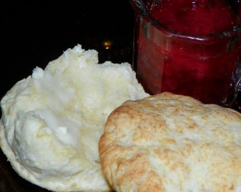 Buttermilk biscuits. Yummy! Biscuit Recipe No Milk, Quick Biscuit Recipe, Biscuit Recipes Dinner, Southern Biscuits Recipe, Quick Biscuits, Best Biscuit Recipe, Drop Biscuits Recipe, Scottish Shortbread, Homemade Biscuits Recipe