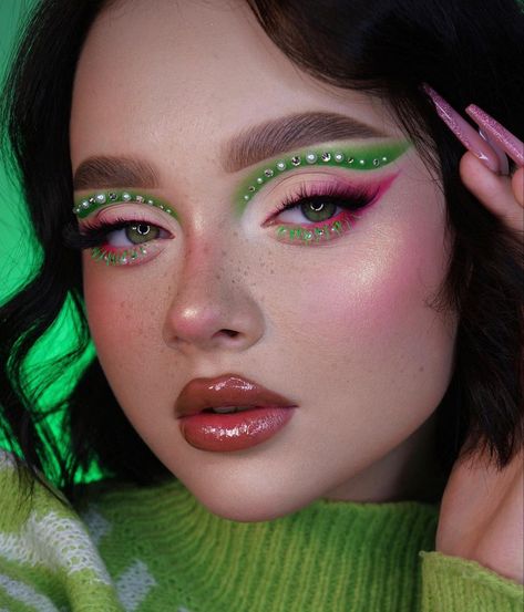 Watermelon Eye Makeup, Green Red Makeup, Red Green Makeup, Yule Makeup, Grinch Inspired Makeup, Creative Christmas Makeup Ideas, Red And Green Makeup, Green Christmas Makeup, Creative Christmas Makeup Looks