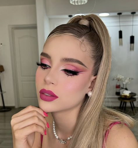 Extreme Eye Makeup, Eye Makeup Barbie, Pink Barbie Inspired Makeup, Simple Barbie Eye Makeup, Makeup Rosado, Disney Princess Makeup, Pink Drag Eye Makeup, Barbie Hairstyle, Princess Makeup