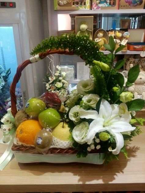 Fresh Fruits Basket with White Lily. Fruits And Flowers Basket, Fruits Basket Decoration, Fruit Basket Wedding, Fruit Basket Decoration, Fruit Basket Decor, Fruit Basket Ideas, Flower Hamper, Fruit Flower Basket, Fruit Bouquet Ideas