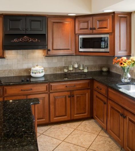 Dark Granite Countertops - Photos of Cabinet Combinations | Graniterra Cabinets With Black Countertops, Kitchen Cabinet Color Ideas, Best Kitchen Design, Brown Kitchen Cabinets, Dark Countertops, Black Granite Countertops, Kabinet Dapur, Black Countertops, Brown Cabinets