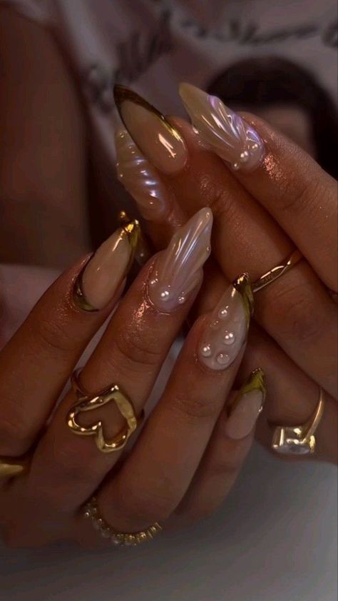 gold chrome and shell nails with pearls are deffo the it girl nails this sunmer ☀️🌊🐚 more in telegram Almond Nails With Pearls On Them, Seashell Toenail Design, Gold Nails With Pearls, Pearl And Gold Nails, Ladylike Nails, Gold And Pearl Nails, Cute Gold Nails, Becky Aesthetic, Gold Detail Nails